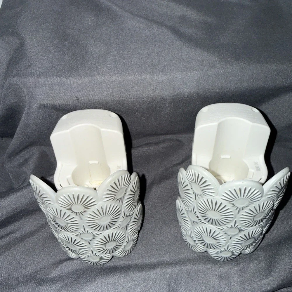 Set Of 2 YANKEE CANDLE SCENTPLUG DIFFUSER Glazed & Embossed Burst w/ NIGHT LIGHT